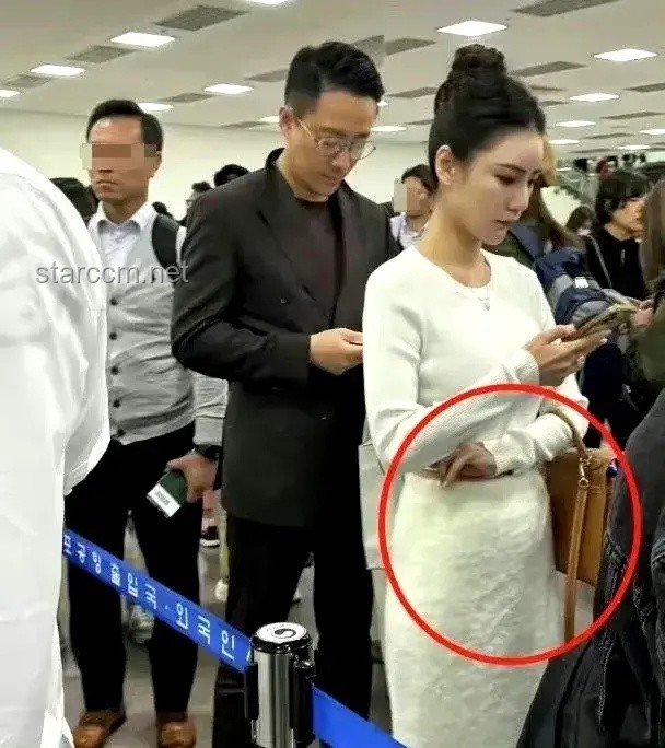 汪小菲马筱梅中式婚礼：穿婚服热情打招呼的浪漫瞬间