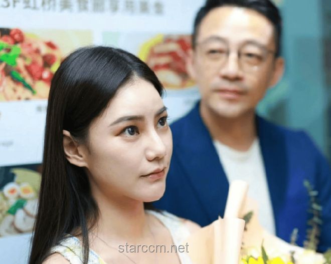 汪小菲马筱梅中式婚礼：穿婚服热情打招呼的浪漫瞬间